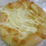 プチモンド - チーズパン１４０円、チーズをトッピングしてこんがりと焼き上げたマヨネーズ風味のパンです。

