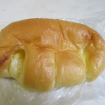 プチモンド - カスタードクリームパン１３０円。中に自慢のカスタードを詰めたしっとりフワフワのパンです・
