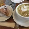 カナブン - 料理写真:うぐいす(抹茶)ラテ(５５０円)と、チョコレートケーキ(３９０円)