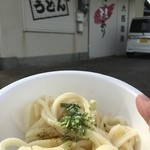 大西麺業 - １玉６７円也～　道路から良く見える店の看板前でパチリ♪