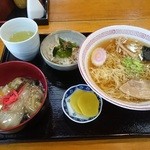 味よし - ランチセット　￥750　もやしの小鉢付きです