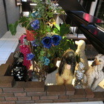 レシアンエラメール - お店の一階入り口付近。ワンちゃんのオブジェがいっぱい♪