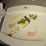 レシアンエラメール - ディナーコースより、＜パティシエ特製デザート＞本日のデザートはフロマージュ、桃とジンジャーのソース、キウイとレモンのソースの２種で。