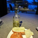 レシアンエラメール - ディナーコースより、＜自家製パン＞フォカチャとくるみパン。フォカッチャには青リンゴのオリーブオイルが合うそう。