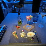 レシアンエラメール - ディナーコースより、＜季節の彩り前菜＞５種類。若シラスの燻製、玉ねぎのキッシュ、赤パブリカの詰め物、自家製鴨の生ハム、フォアグラのムース、、、白ワインと共に♪