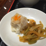 Kei chin rou - 副菜は、焼売とザーサイ
