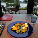 レシアンエラメール - ディナーコースより、＜シェフ渾身の先付け＞この夜は「アワビの燻製」。この頃はまだ明るくて海もテラスも木々も良く見える。