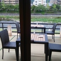 京都鴨川倶楽部 - 座敷からはテラス席と鴨川が見える