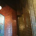 ビヤホールライオン - タイル張りの壁と柱