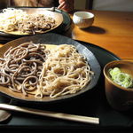 そば切 雨耕庵 - 『二色もり』の田舎と丸抜き。※写真手前の方は、一日五食限定の田舎太打ちと丸抜きの変則二色もりです。