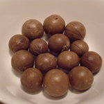 しろ - 殻付きマカダミアナッツ