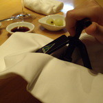 しろ - 自分で殻を割るマカダミアナッツ