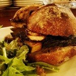 パーラー江古田 - 季節の野菜のオーブン焼きサンドをくるみパンで（かぼちゃナス）