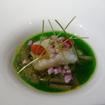 ルパン ミュラ - 低温調理した鱧に、ジュンサイときゅうりの緑のソース、トマトの透明なジュレかけ。落としとも焼き霜とも違う新しい鱧の食べ方が生まれたような気がします。