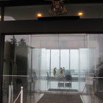 鳥羽国際ホテル - エントランス　シーホースがお出迎え