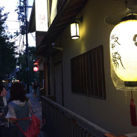 京都牛懐石 稲吉 - 先斗町の通り。外人さんも多いですね。