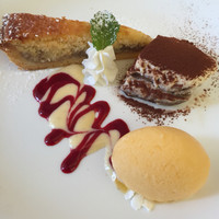 ヴィア トスカネッラ - ティラミス、バナナのタルトケーキ、マンゴーのジェラートの盛合せ