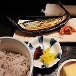 花いかだ - 秋刀魚(サンマ)の開き、香の物、十五穀米、カステラ