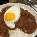 ダルニイ - 茄子とひき肉のカレー大盛に目玉焼き乗せ