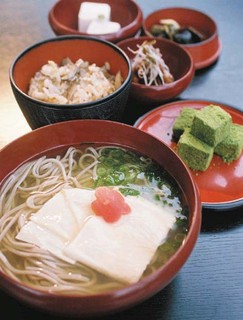 弁天茶屋 - 1800円。生ゆばそば、かやくご飯、ゴマ豆腐、肉もどきの時雨煮、抹茶わらび餅