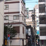 Noge Oden - 隣には、天ぷらの名店「登良屋」がある。さらに進めば伊勢佐木モールである