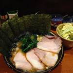 ラーメン 末廣家 - チャーシュー麺海苔多目とキャベツ(生)