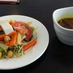 カーン・ケバブ・ビリヤニ - サラダとラッサム。