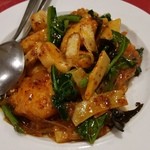 五修堂 - ホタテとイカ・ほうれん草・春雨のピリ辛炒め（中６２０円）です。２０１５年６月