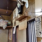 豚珍汗 - 時計もレトロな感じで良い雰囲気を出しています