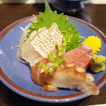 藤吉 - 国産わたりがにを食べる会(6900円・外税)のお刺身。鯛の湯引き、マグロ、タコ