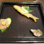 藤吉 - 国産わたりがにを食べる会(6900円・外税)の前菜。稚鮎の南蛮漬け、増田牛を炊いたもの、すっぽんの肝