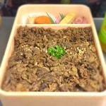 新杵屋 本社工場直売店 - ひき肉とバラ肉のツートン