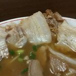 来々軒 - 小ぶりなチャーシューがスープ一面にたっぷり^^醤油タレの下味がついて柔らかく好みのタイプ！