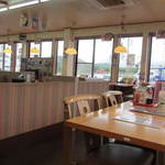 麺勝 - 広い店内はテーブル席中心のファミリーレストランタイプのうどん店になってます。
