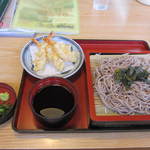 Menkatsu - 天ざる蕎麦８０２円、ご飯の付いたセットもありましたが私は天ざるのみでお願いしました。
                      