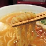 麺 eiji - さがみ屋製麺 のやや太めの縮れ麺