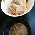 煮干乱舞 - つけそば　らーめん芝浜さんの饅頭こわい麺ver.　とろろ昆布をつけ汁に入れると酸味ととろみがついて麺との親和性が向上。