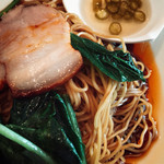 マラッカバー - マレーシア屋台の汁なしチャーシュー麺とワンタンスープ