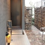 yoshiyuki - 入口の方に歩いてみます、薪が積まれていますね