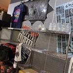 町田汁場 しおらーめん進化 - 店内のロックなお水