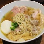 町田汁場 しおらーめん進化 - 煮干塩の麺アップ、中太麺ストレート全粒