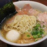 町田汁場 しおらーめん進化 - 白醤油の麺アップ、中太麺ストレート