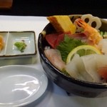 小柳寿司 - 海鮮丼・・ご飯は少な目にして頂きました。具材タップリで見るからに美味しそう～