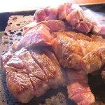 肉酒場ＢＵＺＺ - 表面だけ焼かれた牛肉が熱々の溶岩にのって登場☆♪