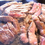 肉酒場ＢＵＺＺ - 急いで広げたｗ　鉄板よりも熱さ長持ち　火の通りが良い☆♪