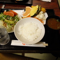 本格肉料理 丸小 - ご飯とサラダはバイキング方式