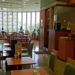 珈琲館  - KOHIKAN イトーヨーカドー葛西店 ホテルのコーヒーショップのような広々として明るい店内