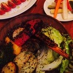 東京ブッチャーズ - 自家製ピクルス、味噌床で漬けたトマト、新鮮野菜の炭火焼き盛り（2015.07）