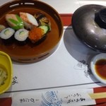 Kaniya - 今回は「旬の寿司盛り合わせ膳（1000円）」を頂きました。
                      ◆握り４巻・巻物２貫・小鉢・汁物のセットです。