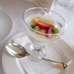 ル・クール神戸 - 氷上産ヨーブルトと季節のフルーツ　蜂蜜添え